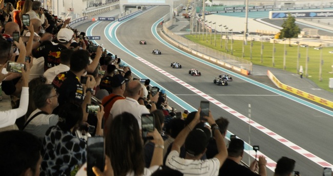 《F1：狂飙飞车》曝中国独家预告海报 布拉德・皮特携顶级大片燃爆暑期